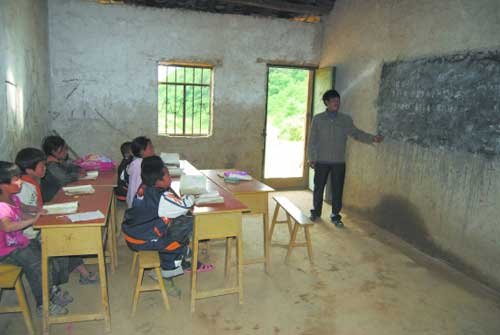山村教师肩负两学校教学 每天步行10余公里