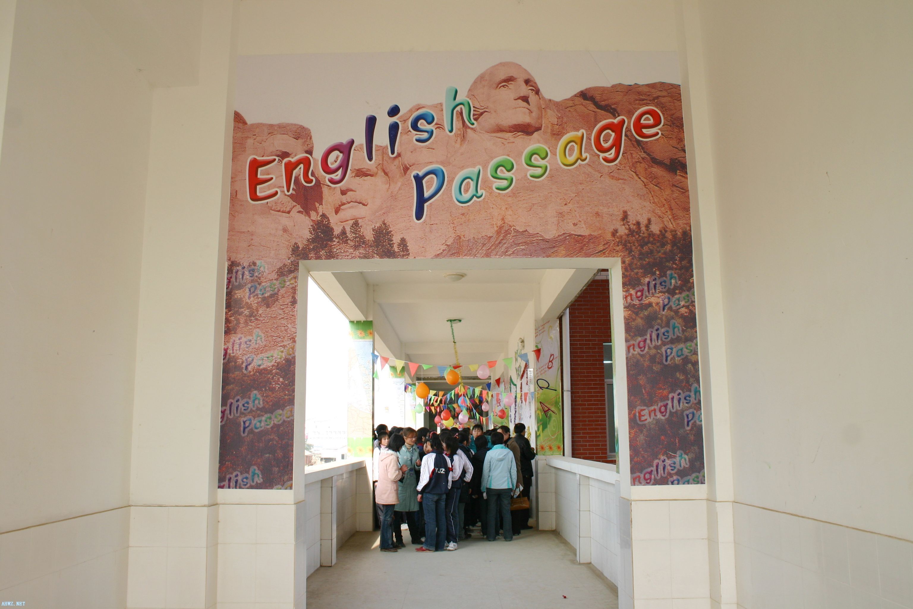 我校“英语长廊”揭幕